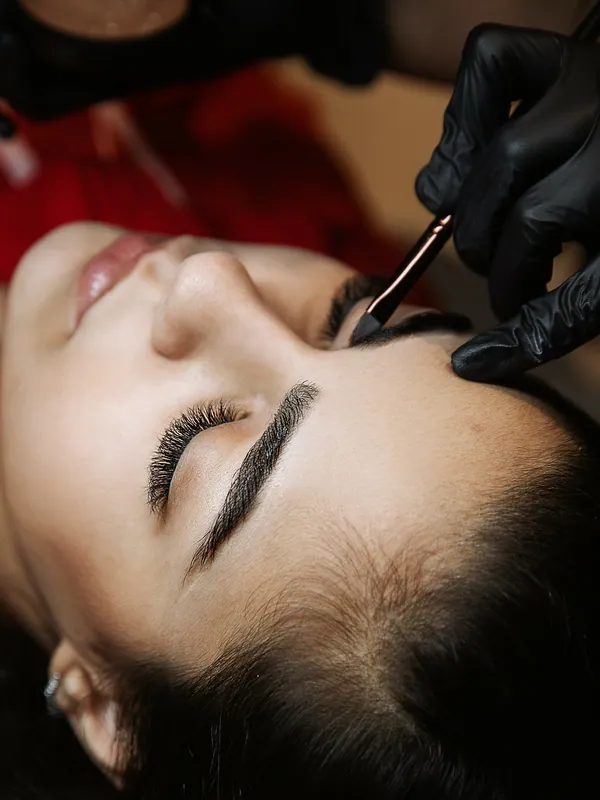 Оформление бровей, работа мастера I love lash