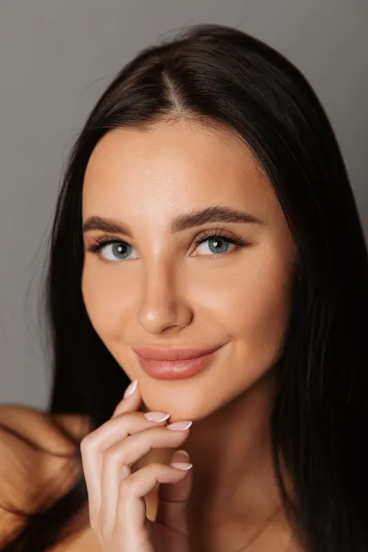 Клиентка I love lash улыбается